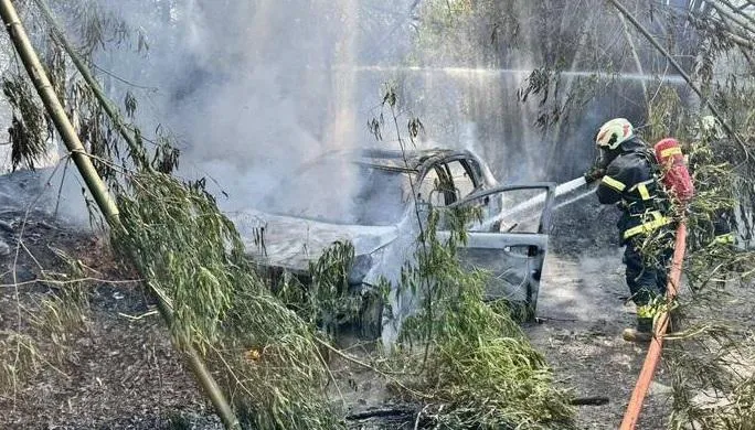 新店第三公墓燒起來了！　一輛休旅車遭烈火吞噬成廢鐵