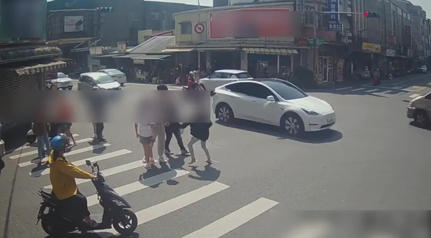 宜蘭街頭上演全武行！11人亮刀+持棒　嚇壞路人