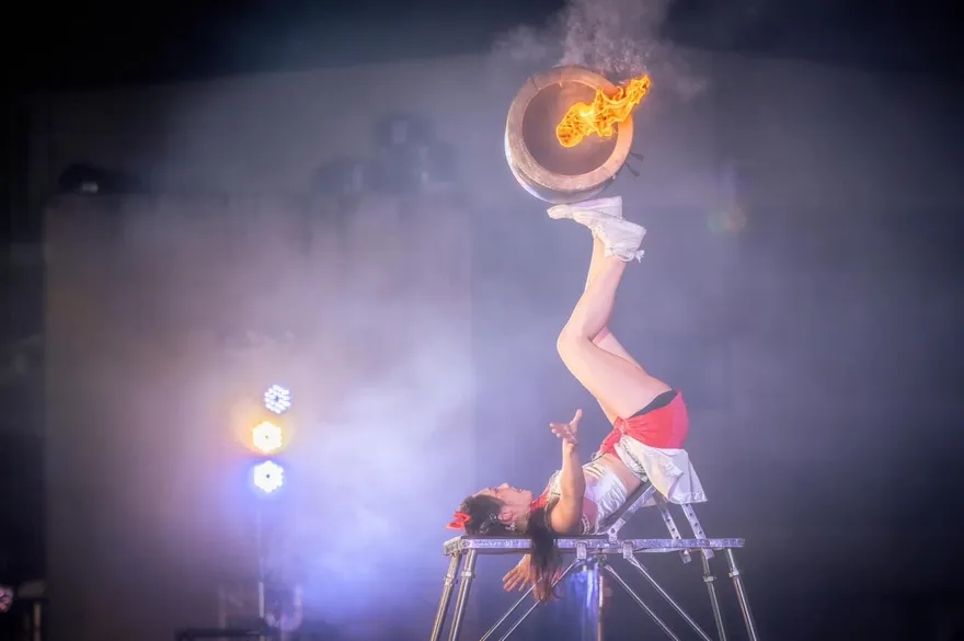 台灣之光楊立微登《英國達人秀》　雙腿倒立滾火缸驚艷全場