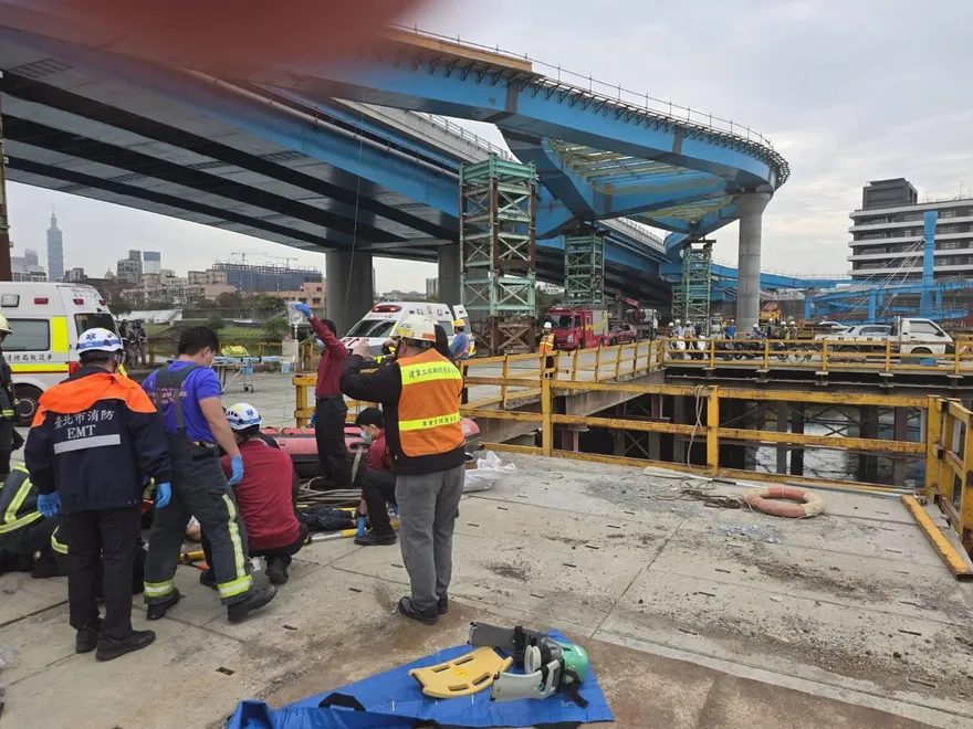 內湖民權大橋工地「連人帶車墜河」　男工人命危