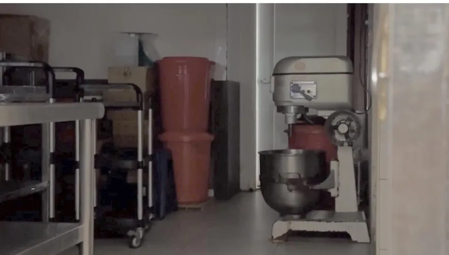 影/身上有帶手機！北市餐館冰庫69歲女屍2大疑點　現場曝