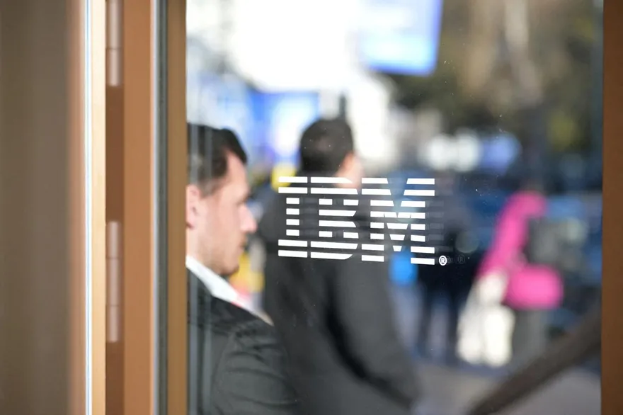 美「藍色巨人」IBM難敵AI？單日股價跌13.2％　恐面臨生存挑戰