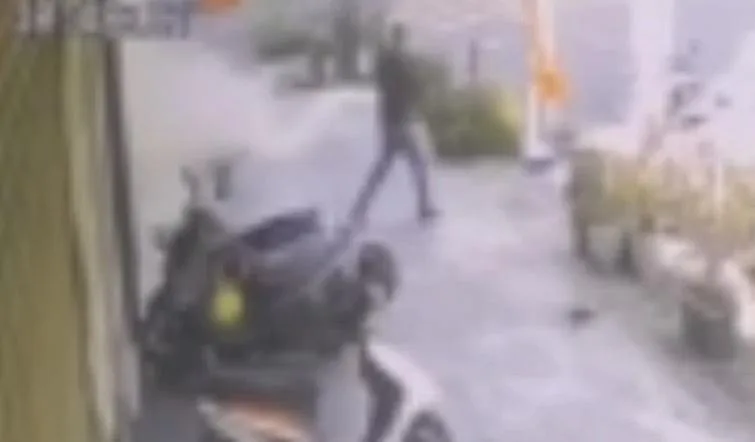 影/高雄男持滅火器2超商亂噴！丟擲疑似爆裂物嚇壞民眾