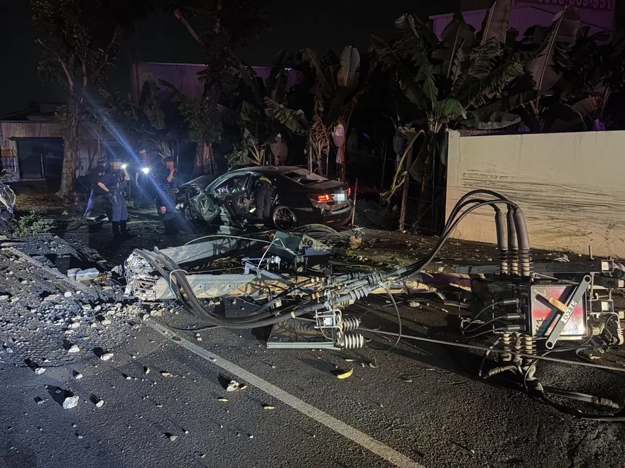 影/高雄凌晨大停電！毒駕男拒檢撞警車、電桿　車頭沒了