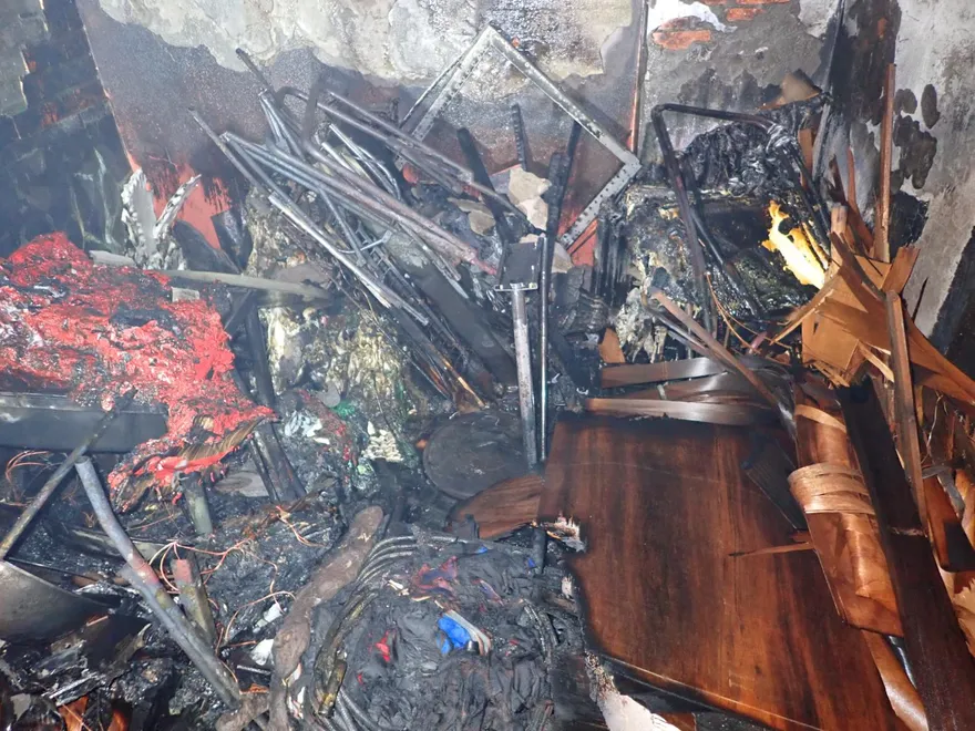 疑延長線充電電動車！基隆里長辦公室起火　焦黑一片