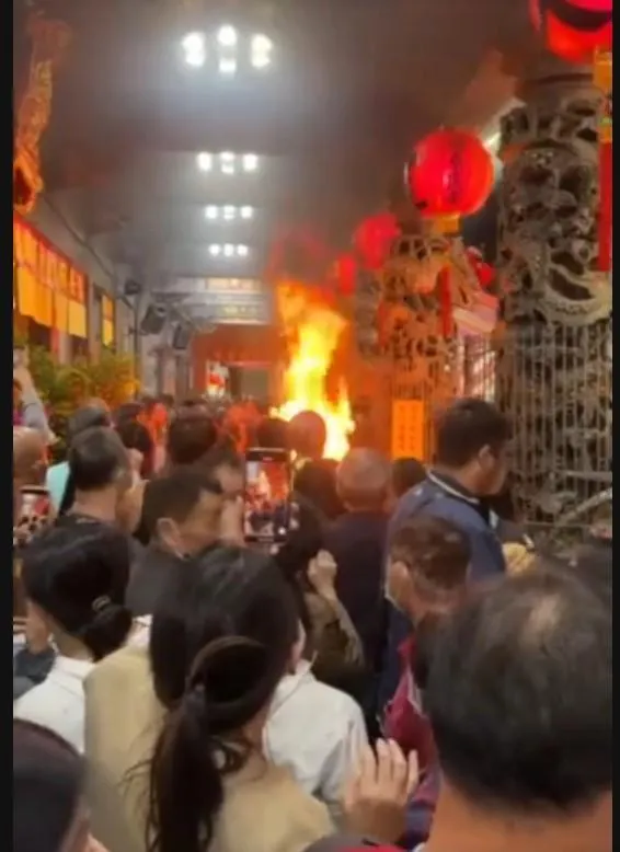 影/首度「發爐」！屏東玉皇宮深夜竄火光　湧3千人朝聖
