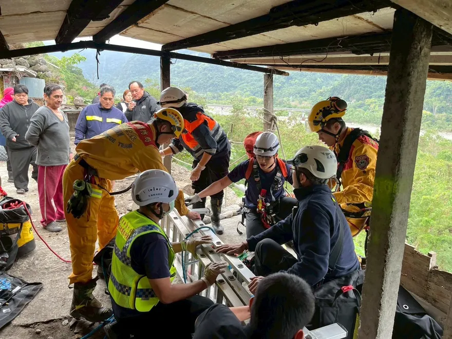 影/花蓮7旬婦墜落5米邊坡「無生命跡象」　消防繩索救援