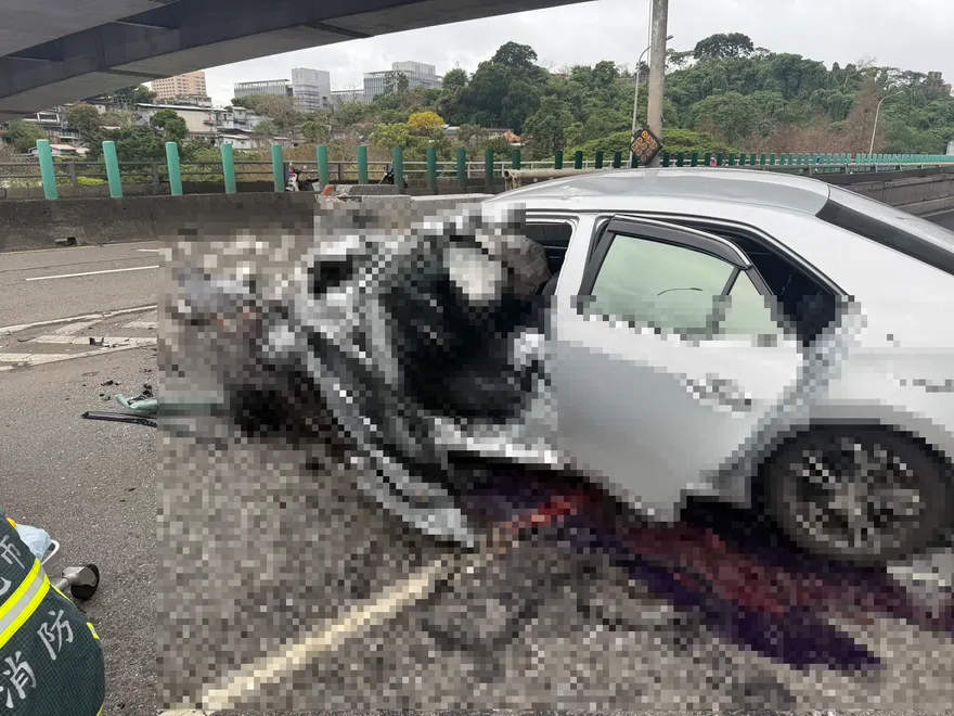 福和橋往台北64歲男自撞橋墩昏迷　駭人大片血跡流滿地