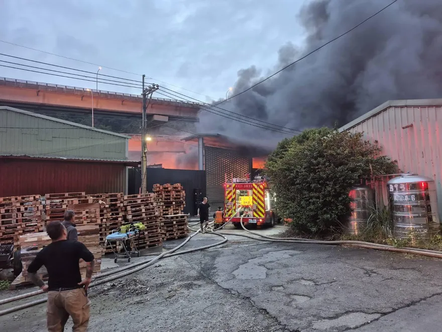 影/快關窗！新北泰山回收廠大火　3地區急發空污警報
