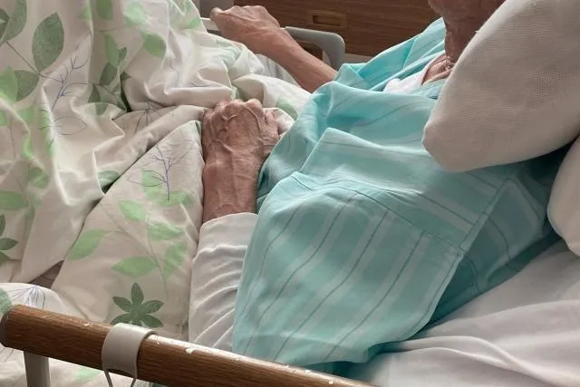 癌細胞出怪招！婦人腫瘤才1公分竟已末期　探視乳癌女兒卻意外確診