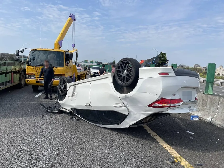 影/國1中壢轉接道段大貨車失控「追撞4車」　2車翻覆6傷