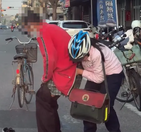 雲林天使女學生助失智翁穿褲　獲校方表揚、議員頒獎學金