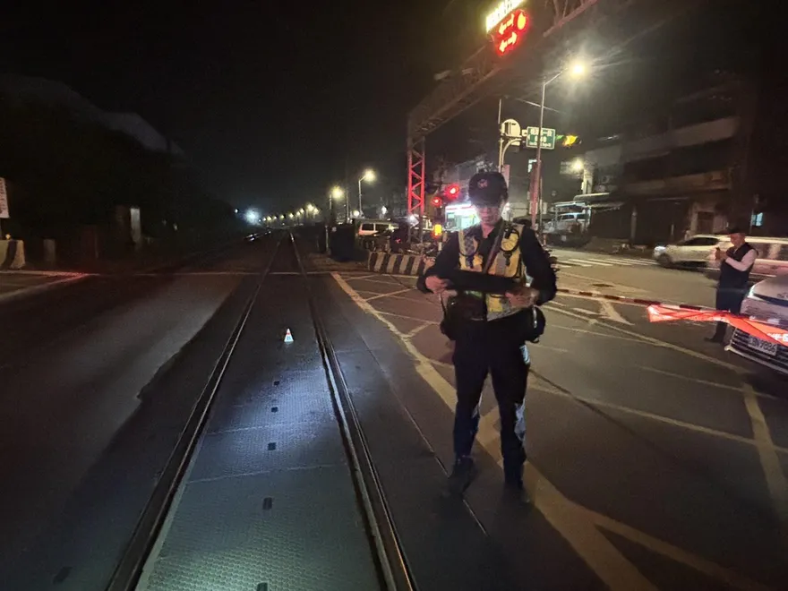 影/深夜鐵道驚魂！男子闖軌遭自強號撞擊　台鐵啟動應變