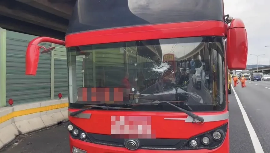 影/超大鐵片擊穿國道客運前擋玻璃　駕駛濺血44乘客驚魂