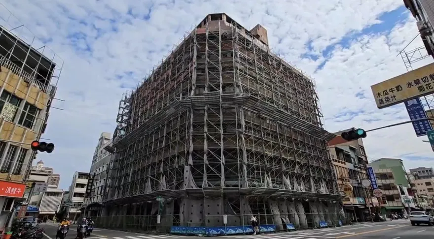 台南中西區來亞大樓有倒塌危機　市府列危樓將強制拆除