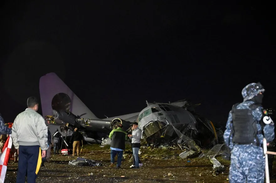 玻利維亞空軍貨機墜毀　波及地面12車至少15死