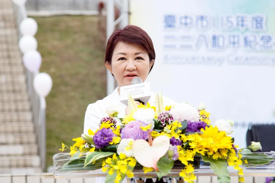 中市府舉辦二二八追思會　盧秀燕獻百合祝福：讓愛與包容延續