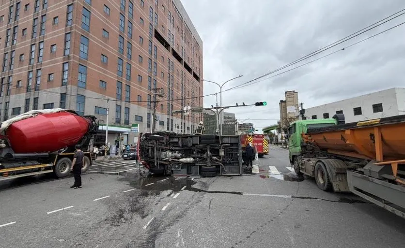 桃園蘆竹消防車遭撞側翻　7人受傷送醫