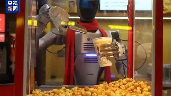 「新打工人」搶飯碗！深圳機器人已悄悄進駐電影院、工廠