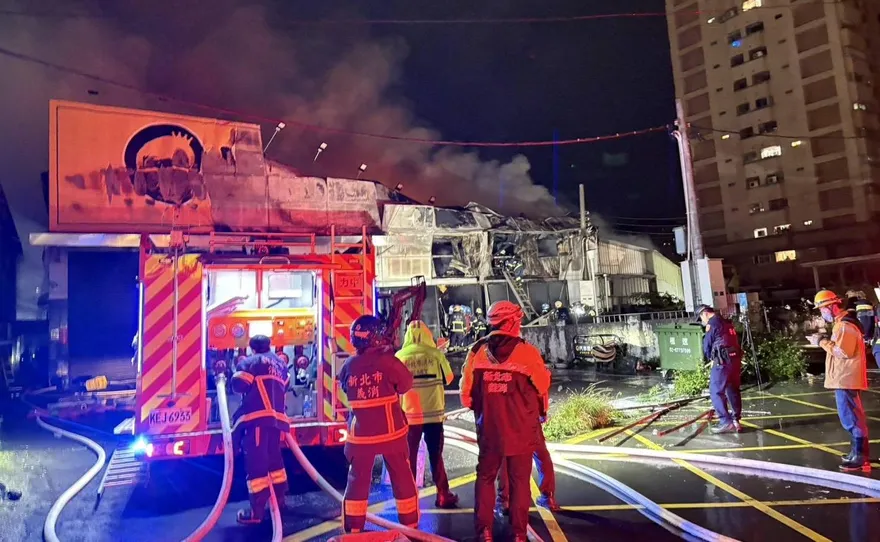 影/新北汐止五金百貨火警　消防局：關閉門窗外出戴口罩