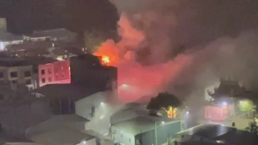 影/高雄果嶺自然公園旁「工廠大火」！鐵蒸籠驚悚直擊