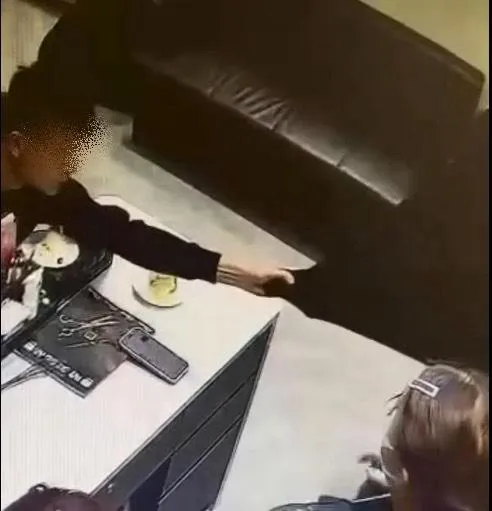 影/往死裡打！網紅美髮師「一生叔叔」遭潑辣椒水、重拳毆臉