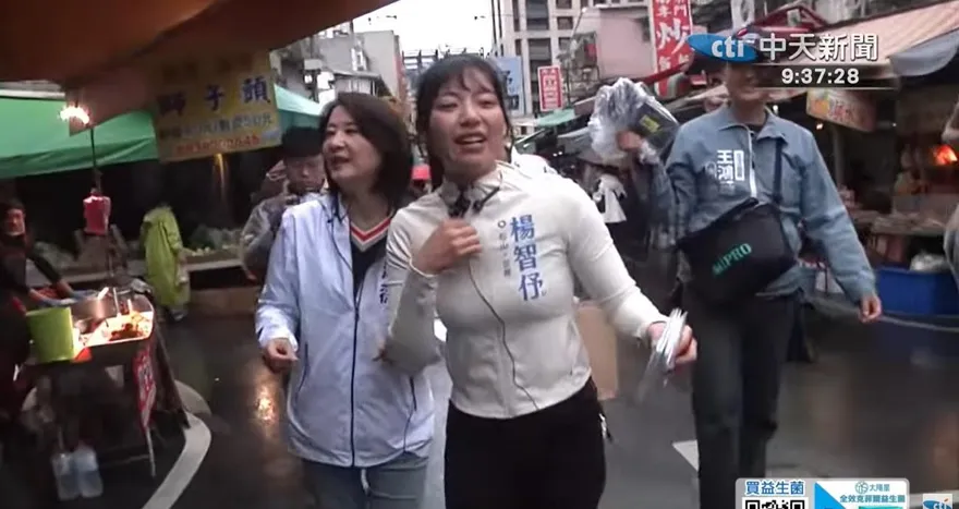 松信區藍營6搶2激戰！王鴻薇陪掃市場　盛讚楊智伃「空戰接班人」