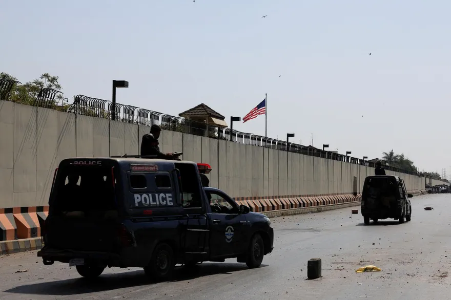 疑不滿美以襲伊！巴基斯坦數百人突襲美國領事館　釀6死20傷