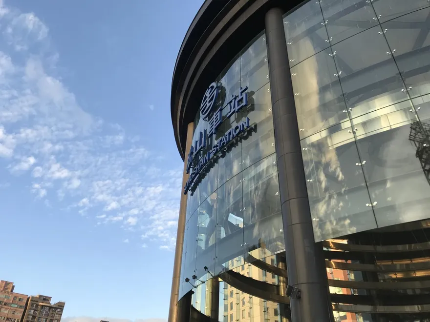 低頭族悲劇！婦人一腳踩空不慎墜軌　鐵路警將依法重罰