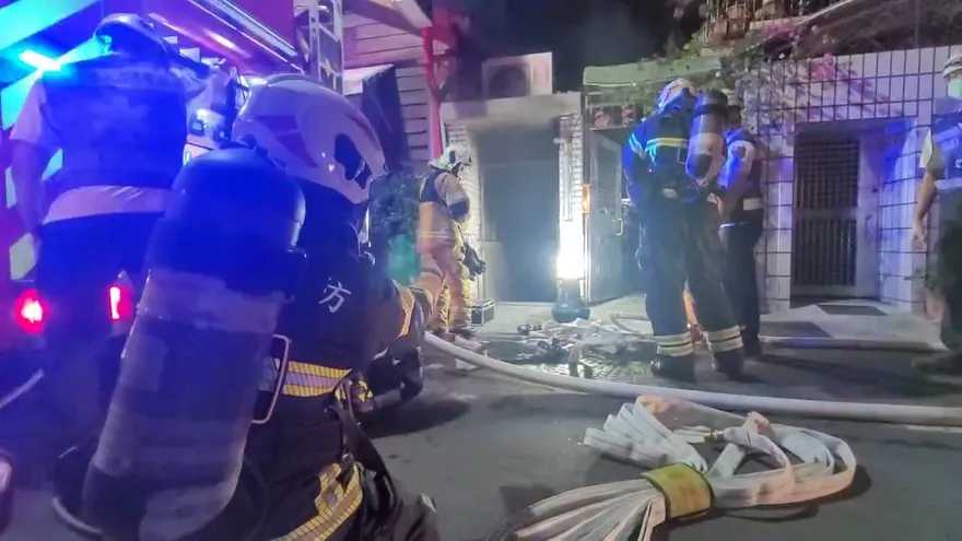 影/高雄苓雅「公寓B1停車場竄火煙」！濃厚塑膠味狂竄