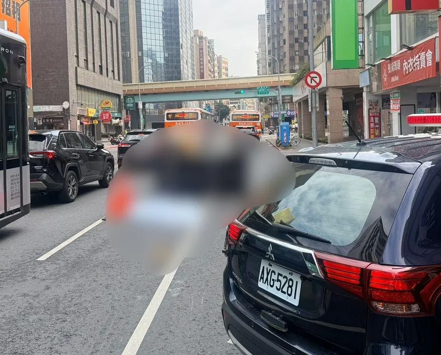 影/魂斷公車下！北市女被輾扁「腦漿臟器流出」慘死　瞬間曝光