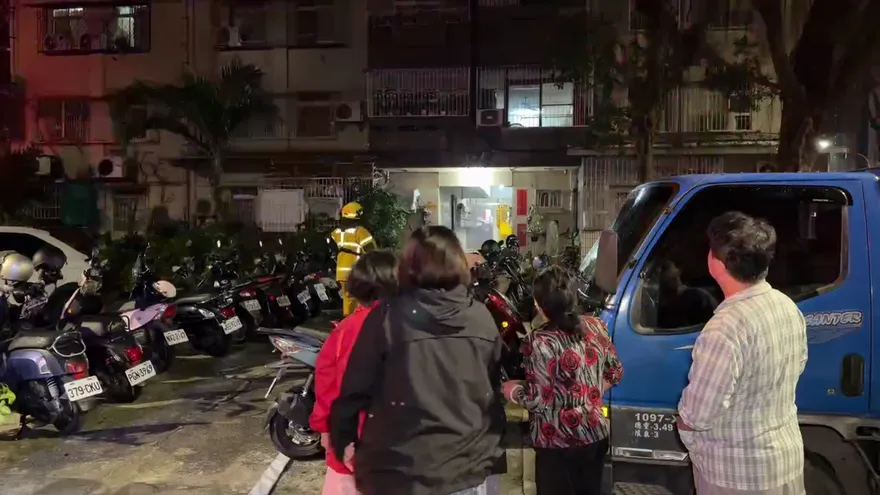 影/高雄公寓「電線走火嚴重燃燒」！居民急逃