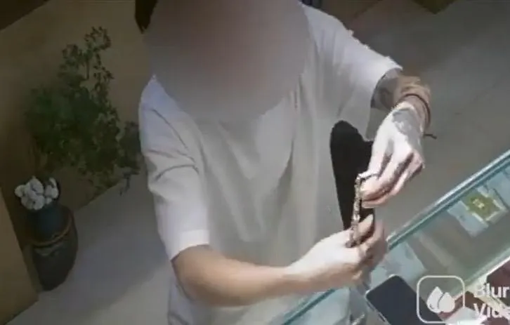 苗栗男拿金包銀項鍊銀樓變賣　騙40萬1hr後遭活逮