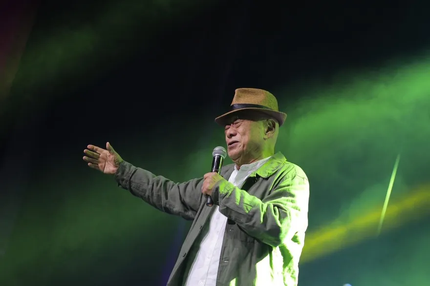 凌峰挺過2度中風、戒50年菸癮　拄拐杖重返舞台嘆：復健路艱辛