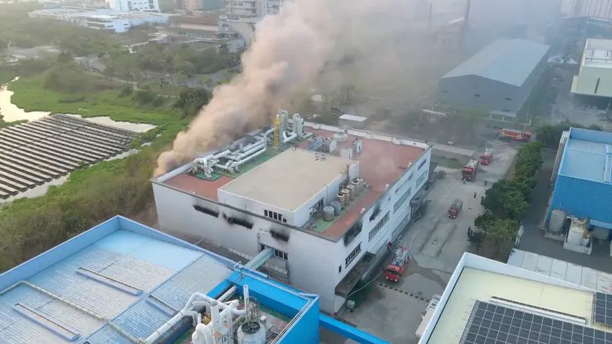 影/台南柳營工廠大火「內有腐蝕性化學物」！環保局急發警報