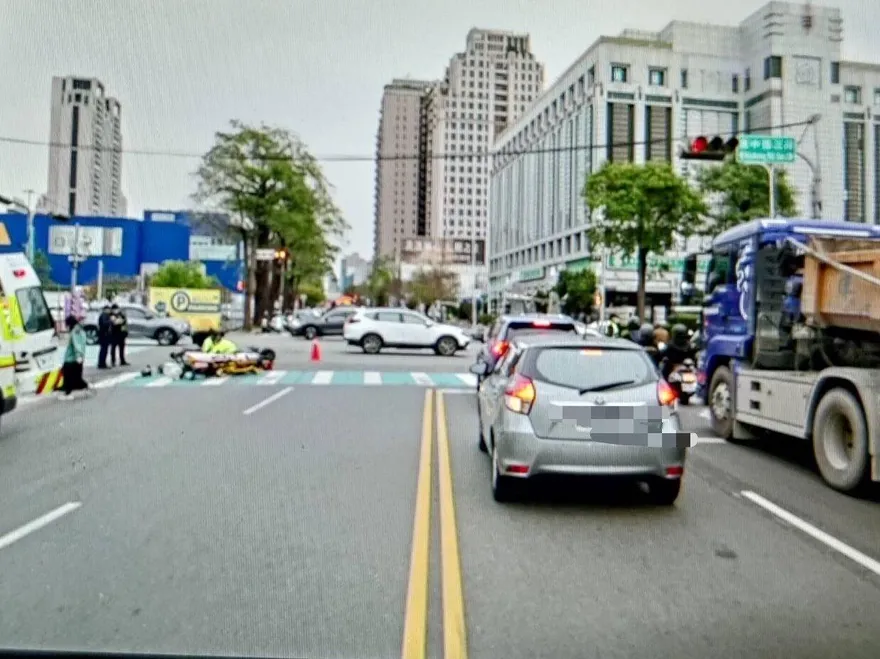 影/疑違規跨越雙黃線送掉性命！台中女騎士遭撞慘死