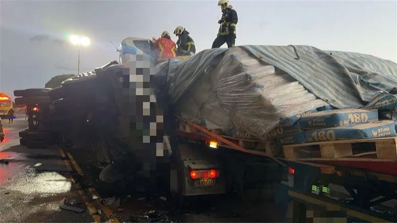 影/救不回！台2線「3大車追撞翻覆」駕駛慘死乘客傷