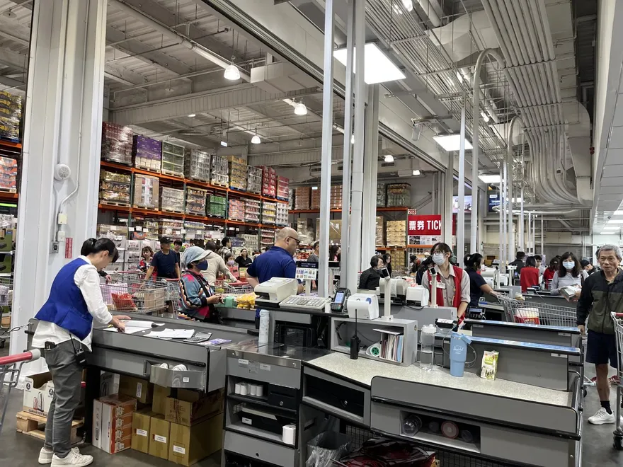 好市多化妝台之亂！丈夫喊冤「有勸阻」被打臉：比女的還兇