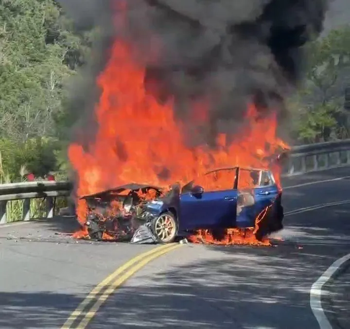 影/北宜改裝車撞擊燃燒　烈焰黑煙衝天燒剩骨架