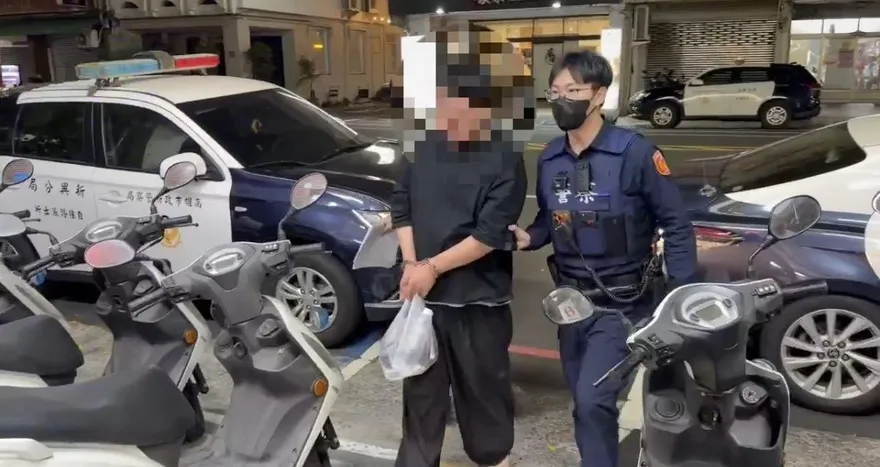 影/高雄34歲醉男失控「隨地便溺」還襲警　狼狽上銬畫面曝