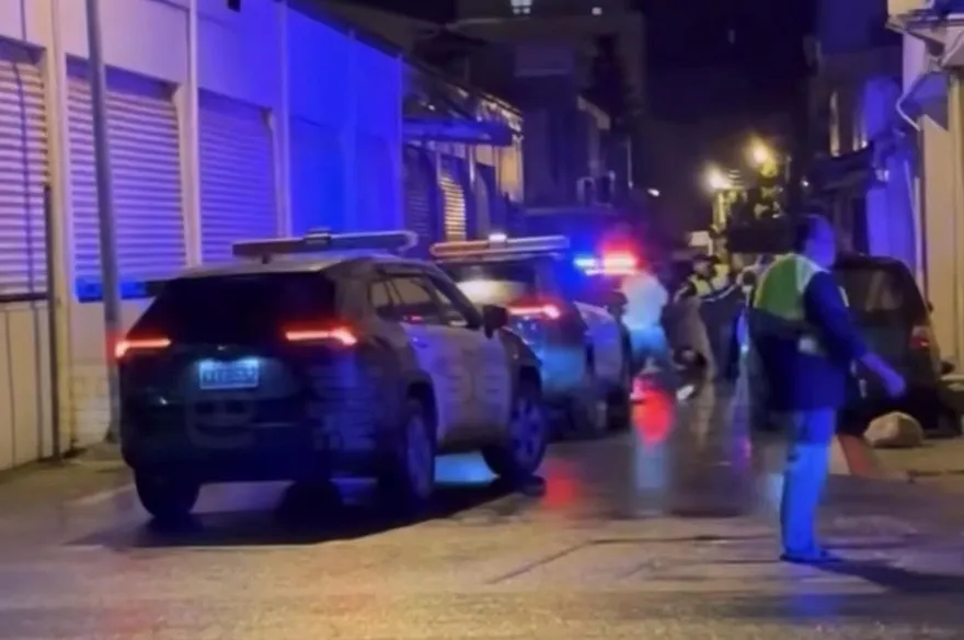 影/花蓮無牌車拒檢撞警遭射輪胎　2人遭拖出制伏