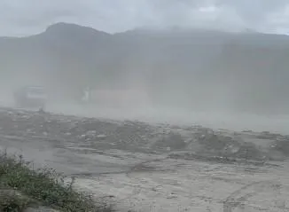 整片霧茫茫！馬太鞍溪床工程塵土飛揚　水利署：強化灑水作業