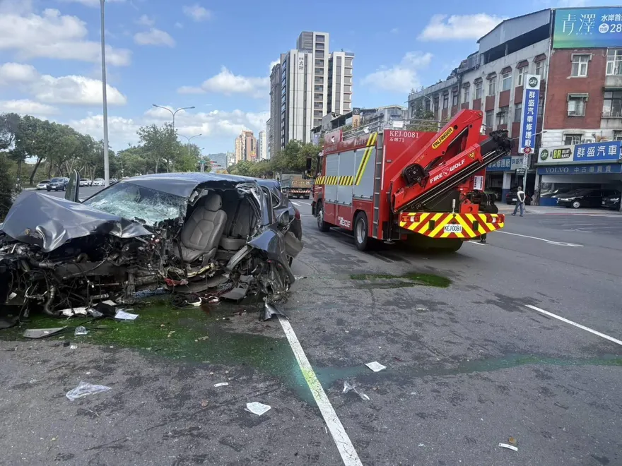 影/北市承德路百萬級車禍！鬼切男害保時捷撞到報廢　釀2傷