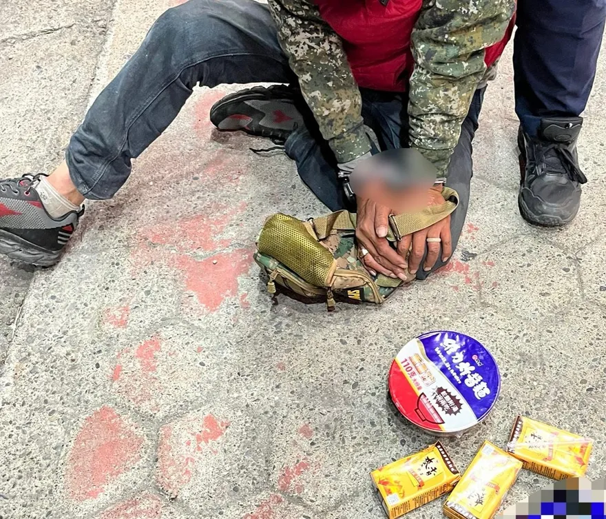 影/街友飢餓偷泡麵遭逮　暖心店主不追究仍難逃公訴