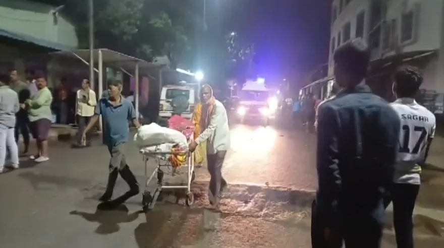 影/疑電線短路釀慘劇！印度醫院凌晨大火　釀至少10死多人傷