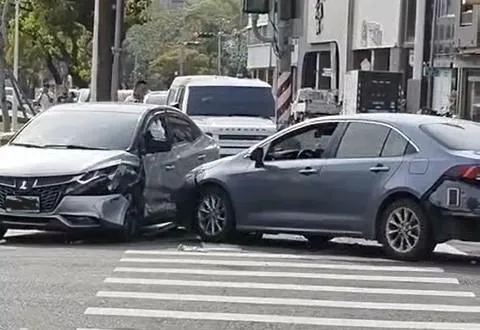 高雄當街上演「碰碰車」！4人受傷　男子狂喊：為什麽撞人