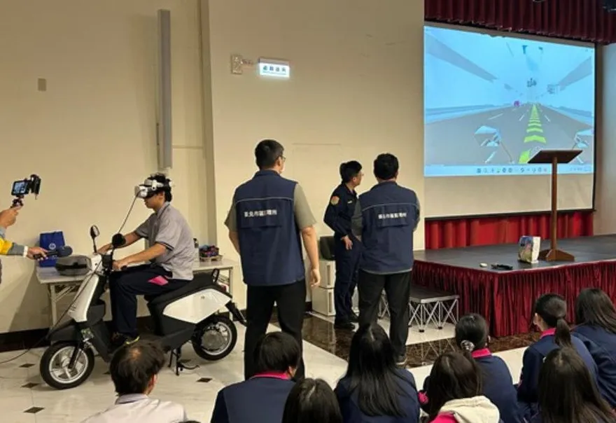 基隆交警入校宣導無照風險　學生VR模擬體驗交通情境