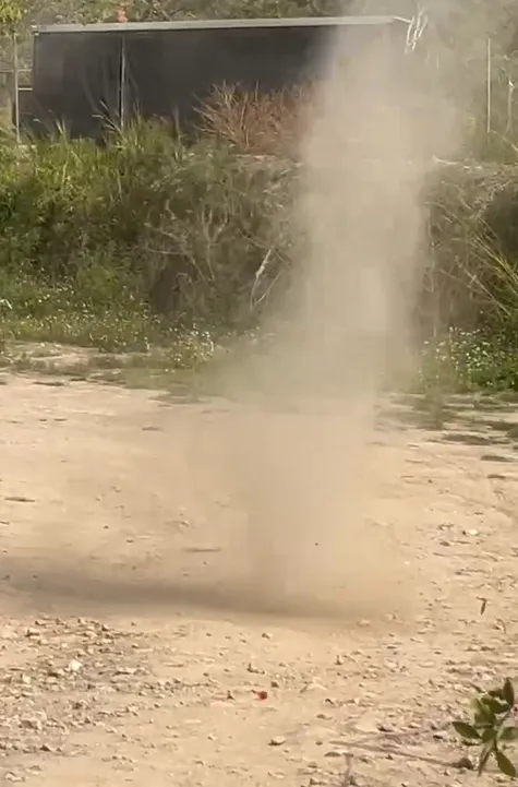 影/咻咻咻！彰化驚見罕見「塵捲風」　黃土飛揚超震撼