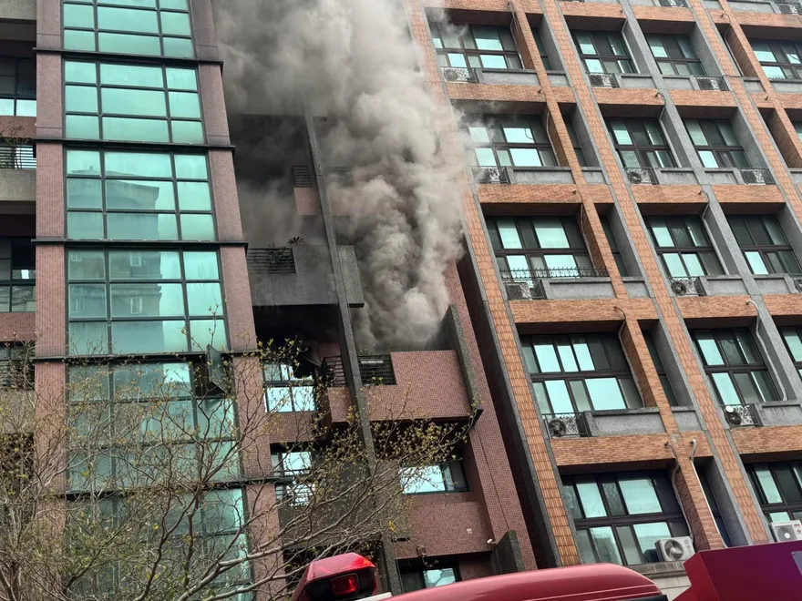 竹北「集合住宅大火」！黑煙龍蜿蜒狂竄4樓層