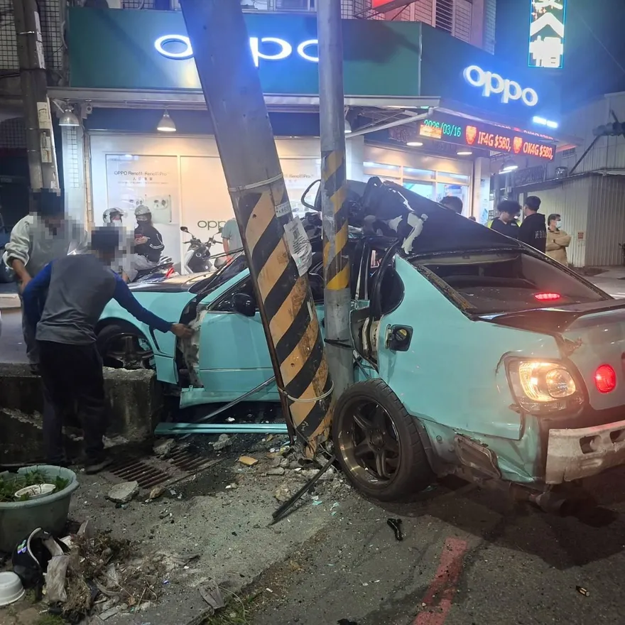 慘！高雄男駕車「高速撞歪電桿」釀2傷外加停電